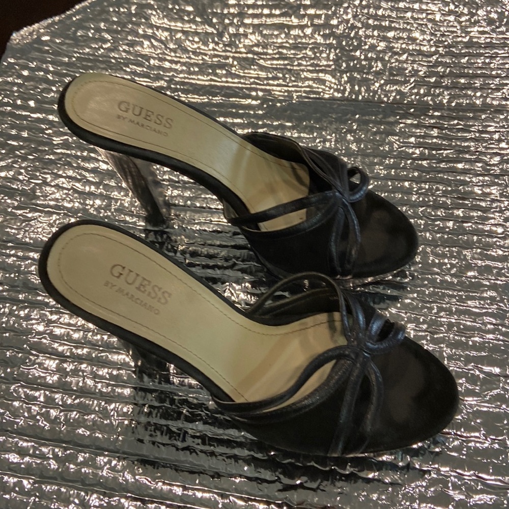Black heels in leather and suede